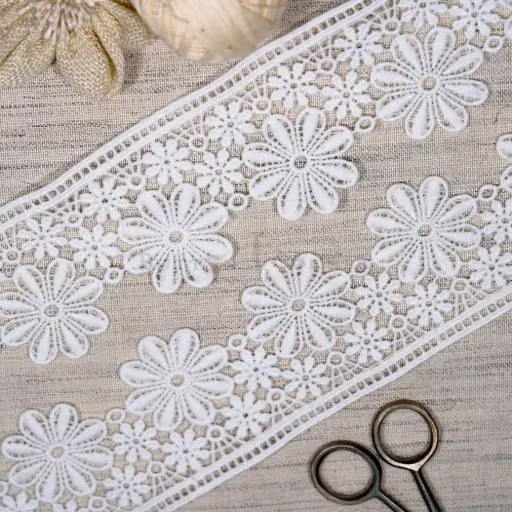 [ALN537 WHITE] Blooming Blossom Pattern Side Border Shuttle Lace