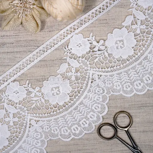 [ALN544 WHITE] Geometric Floral Design Side Border Shuttle Lace