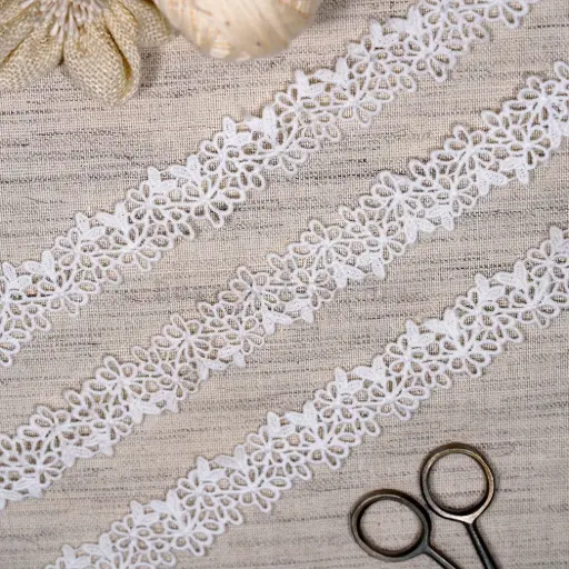 [ALN550 WHITE] Geometric Floral Design Shuttle Lace