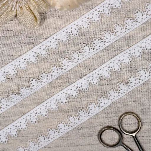 [ALN562 WHITE] Floral Edge Side Border Shuttle Lace
