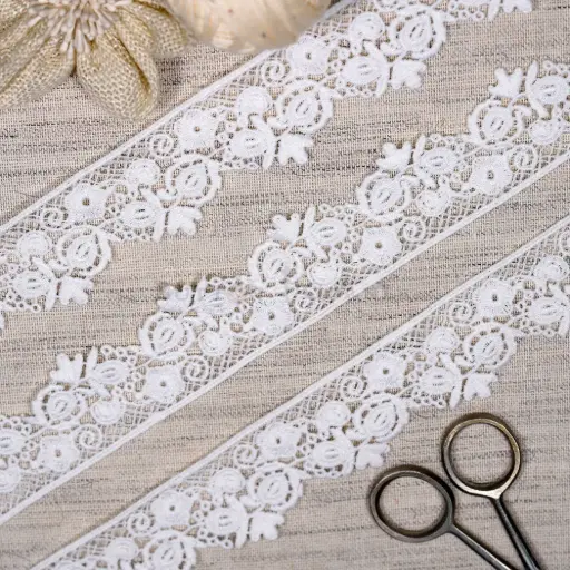 [ALN564 WHITE] Geometric Floral Pattern Side Border Shuttle Lace