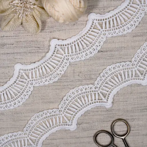 [ALN565 WHITE] Scallop Pattern Shuttle Lace