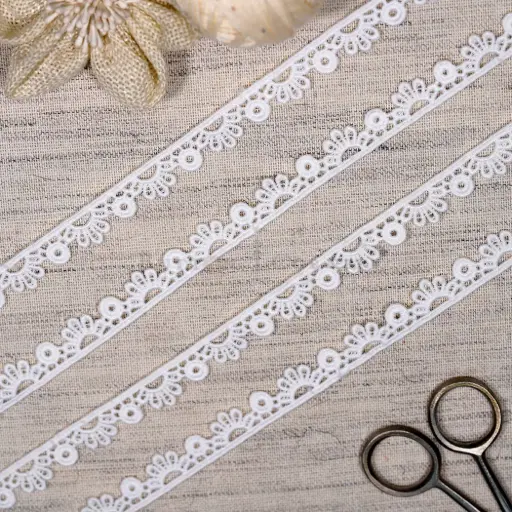 [ALN567 WHITE] One Side Border Shuttle Lace