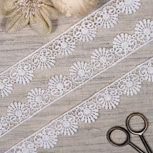 [ALN571 WHITE] One Side Border Scallop Edge Shuttle Lace