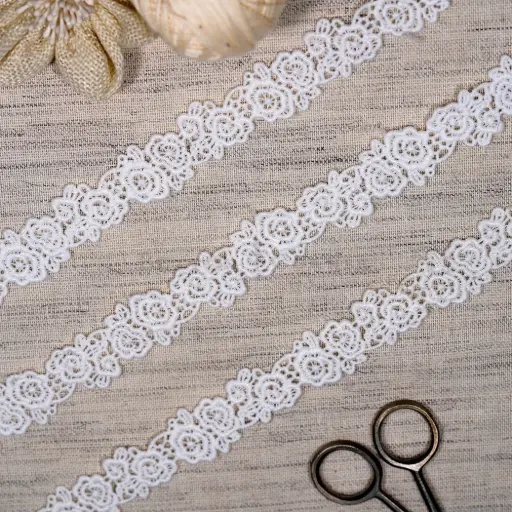[ALN577 WHITE] Geometric Blossom Design Shuttle Lace