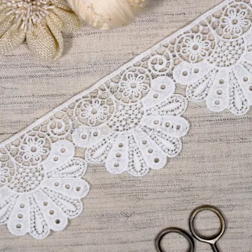 [ALN578 WHITE] One Side Border Scallop Edge Shuttle Lace