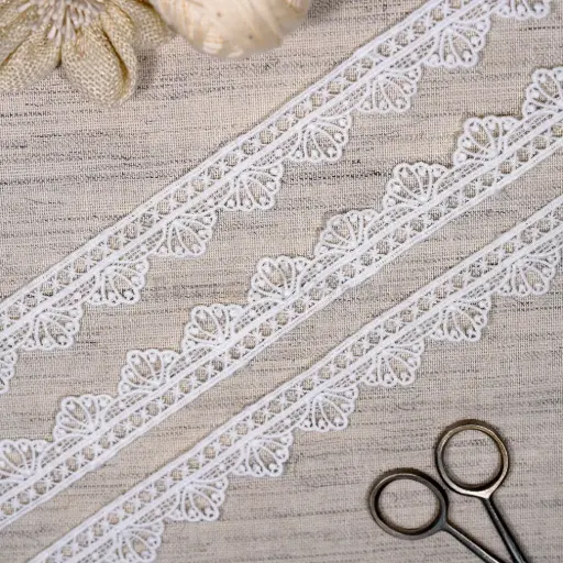 [ALN582 WHITE] Scallop Edge Side Border Shuttle Lace