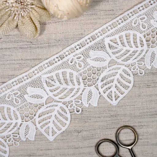 [ALN586 WHITE] Geometric Leaf Pattern Side Border Shuttle Lace 