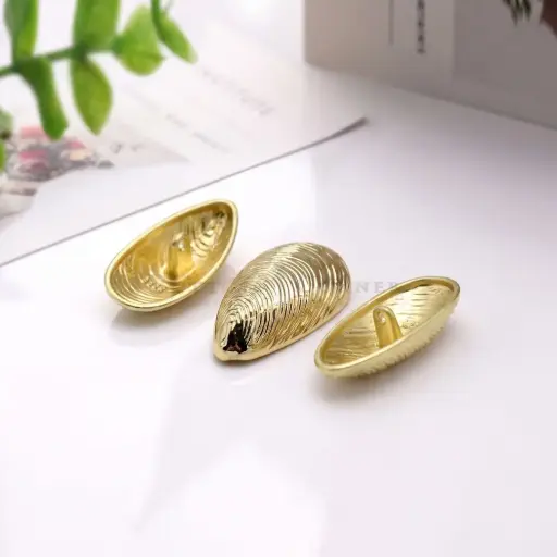 [62280 LIGHT GOLD] Textured, Ridged Oyster Shell Design Oversized Metal Button