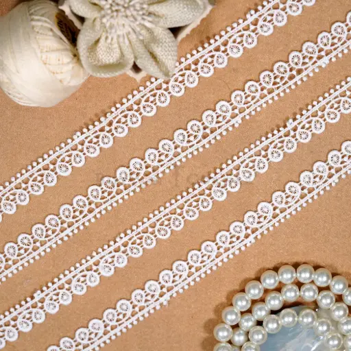 [83747-1 WHITE] One Side Border Shuttle Lace