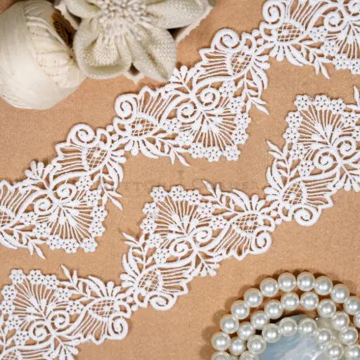 [17827J6 WHITE] Geometric Design Scallop Border Shuttle Lace
