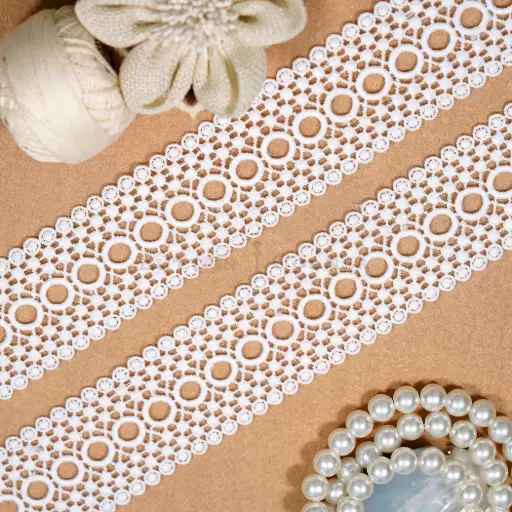 [80070 WHITE] Circular Pattern Dual Border Shuttle Lace