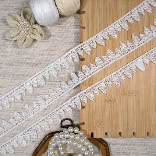 [D2923/16695 WHITE] One Side Border Leaf Pattern Shuttle Lace