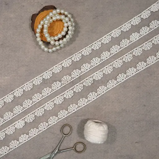 [MYB765/17947 WHITE] One Side Border Shuttle Lace