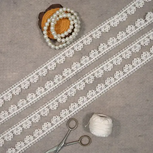 [18607 WHITE] One Side Border Shuttle Lace