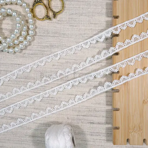 [MYB735/20031 WHITE] One Side Border Shuttle Lace