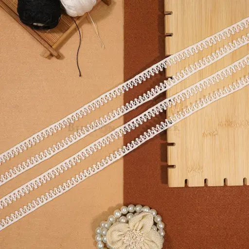 [D9149 WHITE] One Side Border Shuttle Lace
