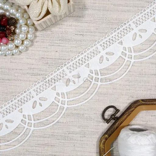 [AL1059/19071 WHITE] One Side Border Shuttle Lace