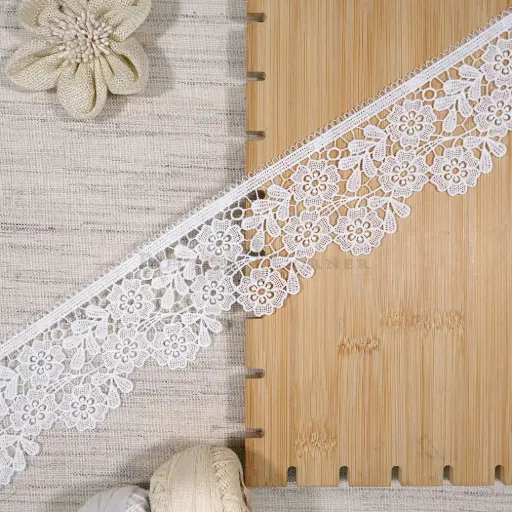 [83245-6-WHITE] One Side Border Shuttle Lace