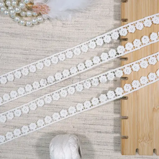 [D2594/18764 WHITE] One Side Border Shuttle Lace