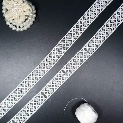 [D10752 WHITE] Double Side Border Shuttle Lace