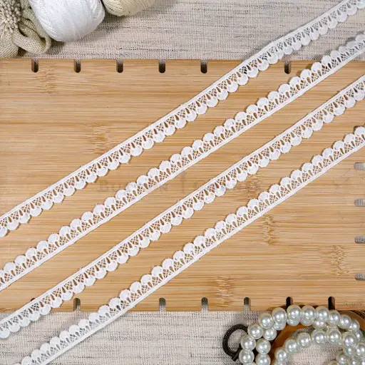 [MYB700/19359 WHITE] One Side Border Shuttle Lace