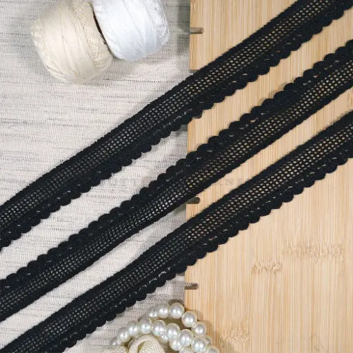 One Sde Border Shuttle Lace