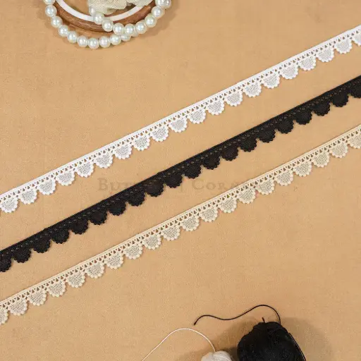 One Side Border Shuttle Lace